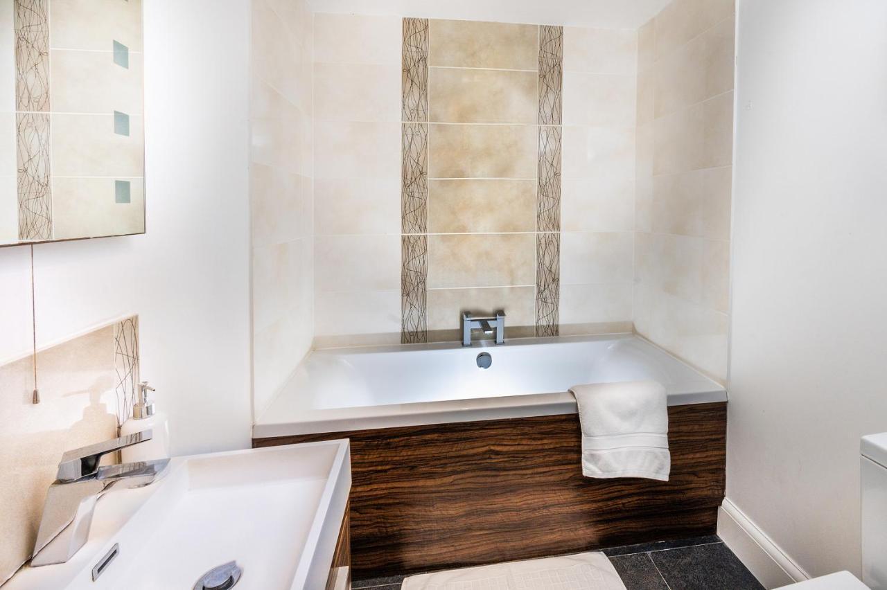 Modern & Spacious 2-Bed Flat With Secure Parking Reading Exterior foto