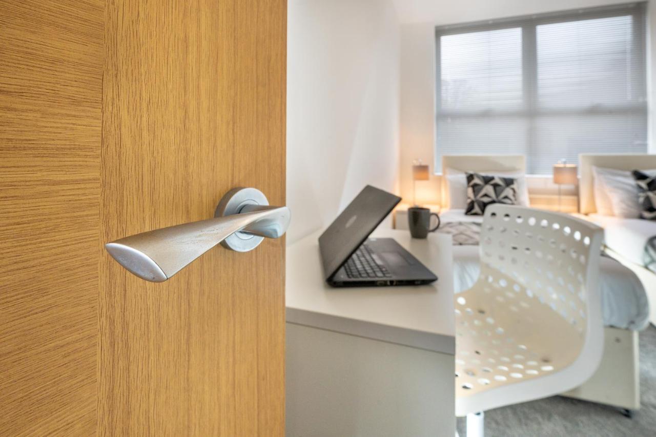 Modern & Spacious 2-Bed Flat With Secure Parking Reading Exterior foto