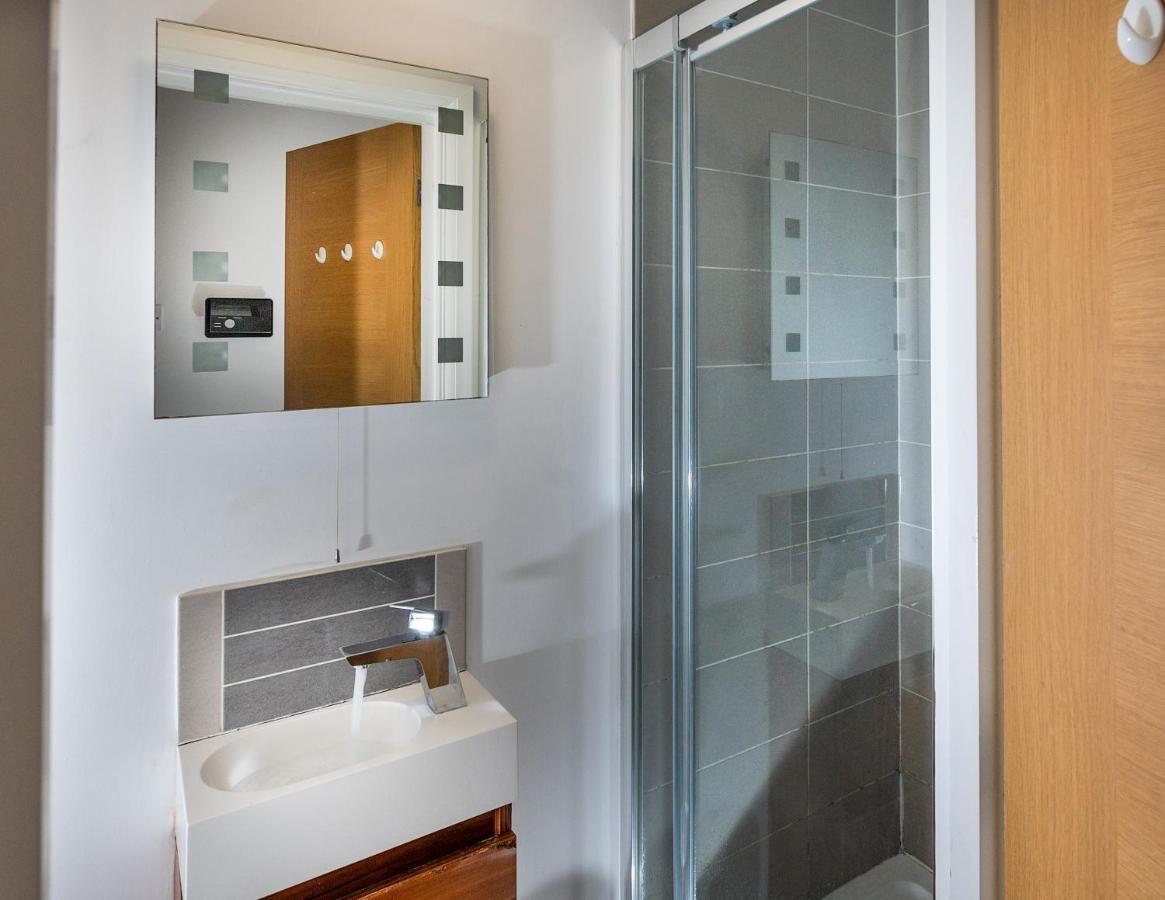 Modern & Spacious 2-Bed Flat With Secure Parking Reading Exterior foto